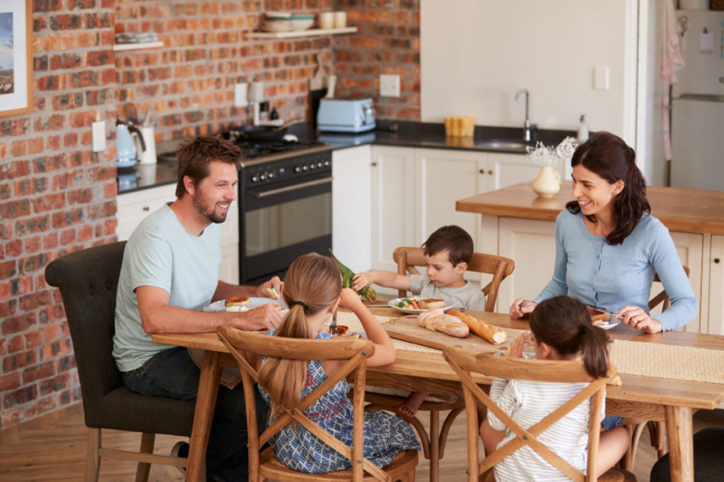 5.tittle for parents blog digital parenting happy family meal time